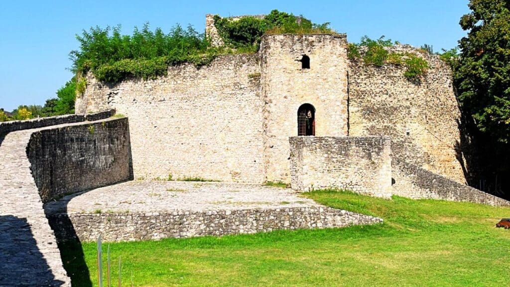 Sarajevo to Bihac: Una River & Waterfall Expedition, Ostrozac Fortress